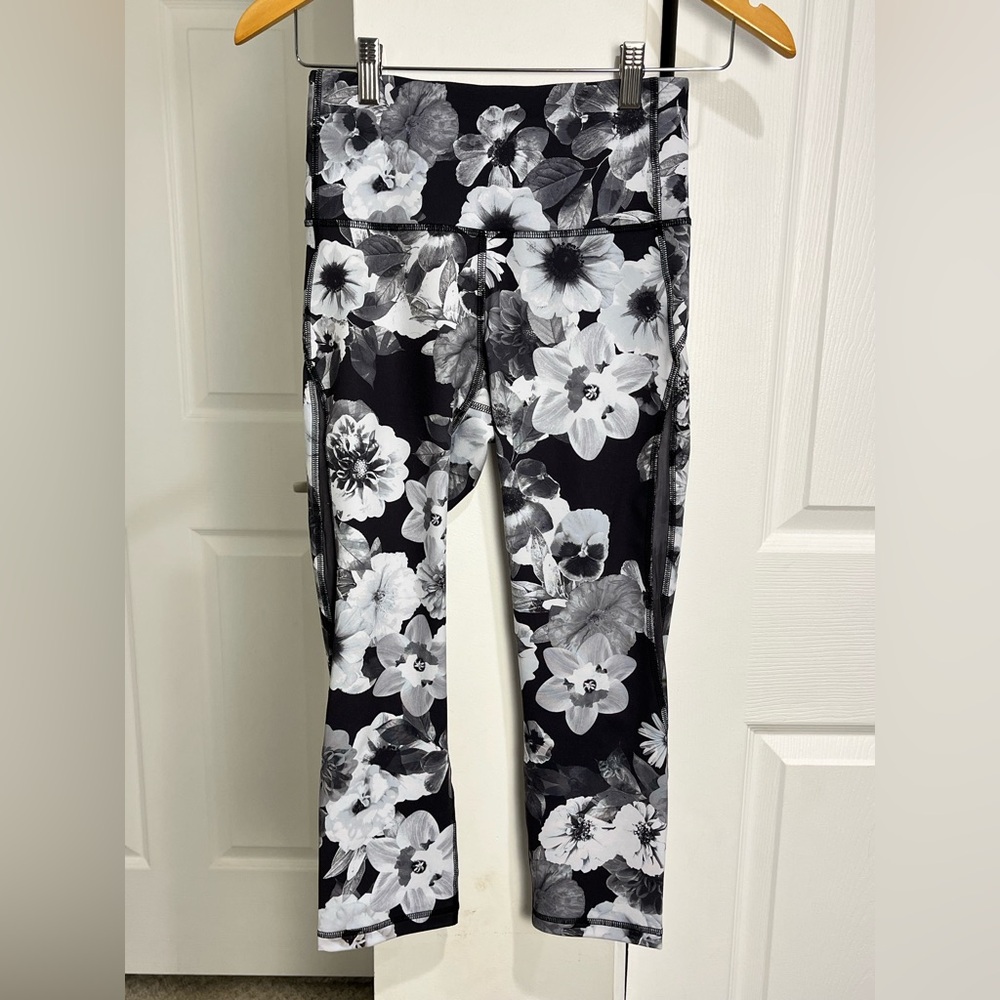 Old Navy Active Go-Dry Black White Floral Elevate Leggings Women’s size Small
